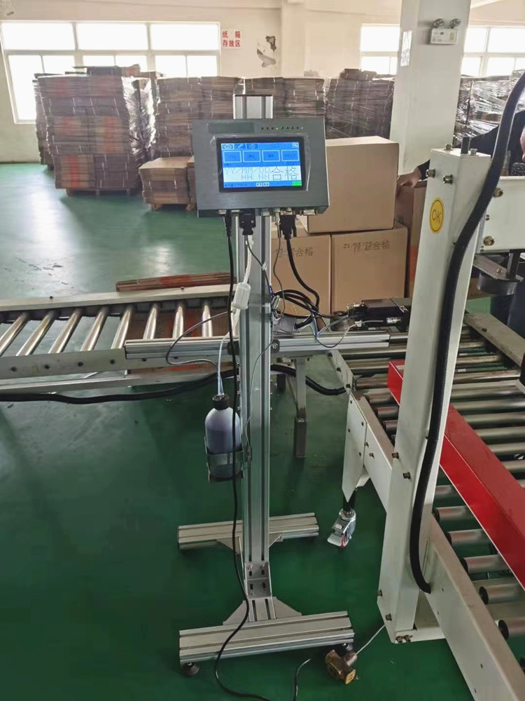 大字符噴碼機安裝在自動化生產線